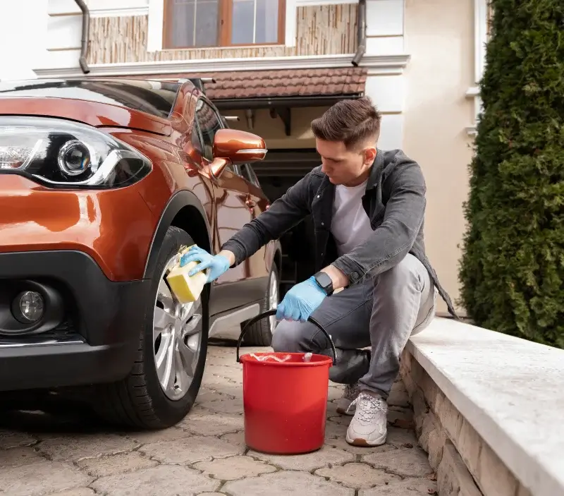 Lavage auto à domicile Baigts-de-Béarn : professionnel intervenant sur un véhicule